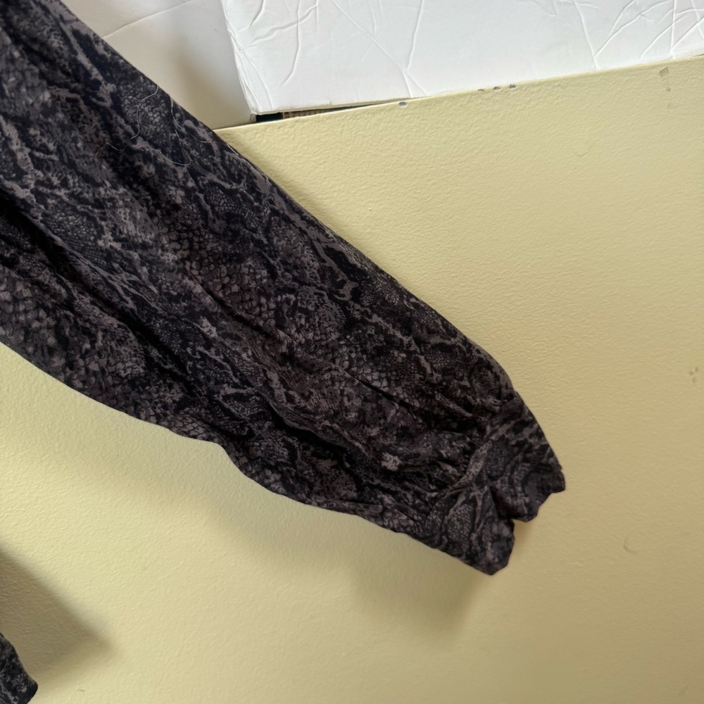 Rails EMILIA SnakeSkin Print Lightweight Puff Sleeve Crew Top Boho Shirt Gray XL - Picture 9 of 16